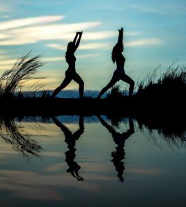 mujeres yoga playa